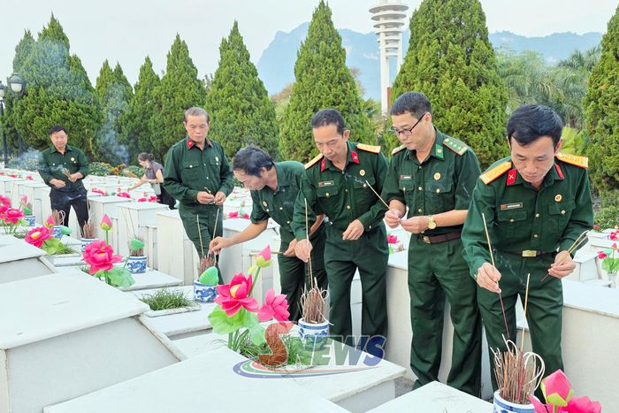Lãnh đạo Hội CCB Khối 487 Sơn La thắp hương tưởng nhớ các Anh hùng liệt sĩ tại Nghĩa trang Liệt sĩ quốc gia Vị Xuyên.