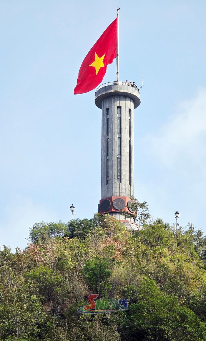 Lá cờ Tổ quốc tung bay trên đỉnh Lũng Cú.