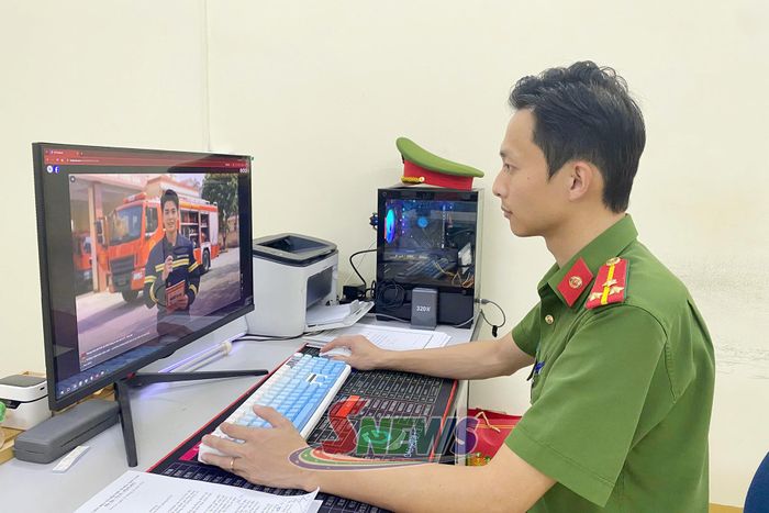 Cán bộ Phòng Cảnh sát PCCC&CNCH ứng dụng trí tuệ nhân tạo (AI) trong xây dựng video tuyên truyền.