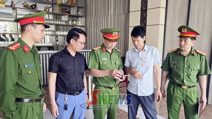 Phòng cảnh sát PCCC&CNCH hướng dẫn người dân cài đặt ứng dụng trên điện thoại.