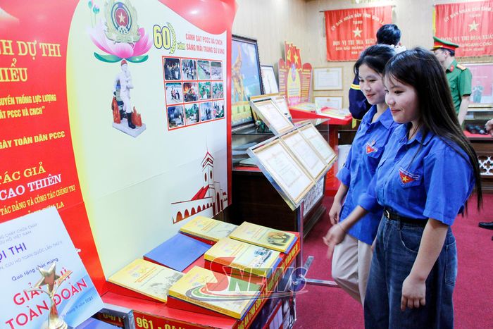 Sinh viên Trường Cao đẳng Y tế Sơn La tham gia trải nghiệm tại Trung tâm học tập cộng đồng PCCC&CNCH phường Tô Hiệu.