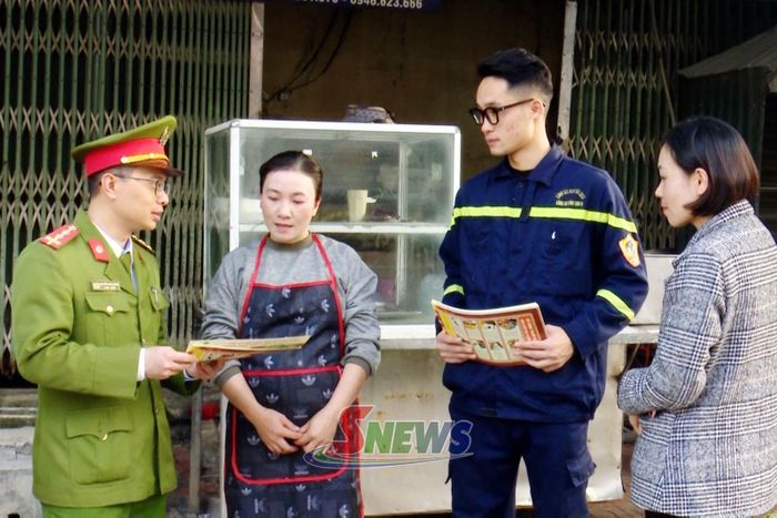 Cán bộ Phòng Cảnh sát PCCC&CNCH phát tờ rơi tuyên truyền cho nhân dân.