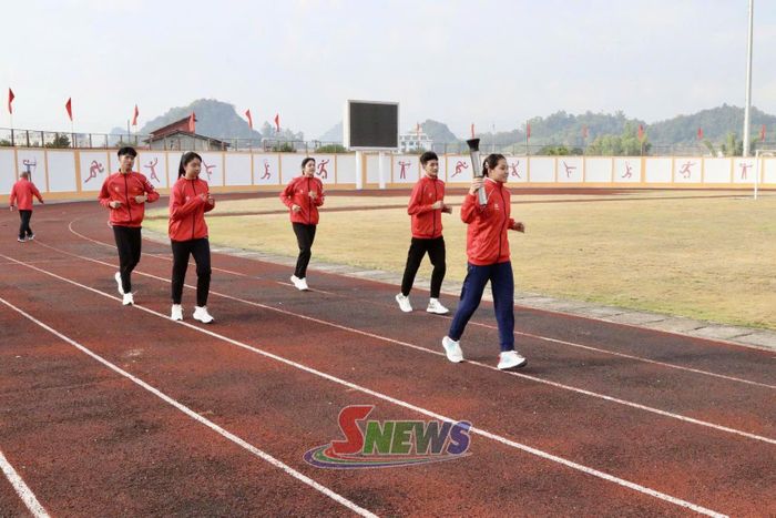 Đội rước đuốc truyền thống.