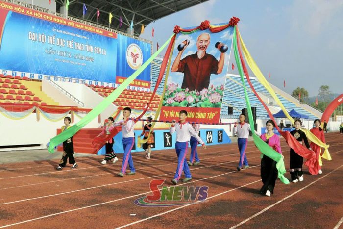 Khối rước ảnh Bác Hồ.