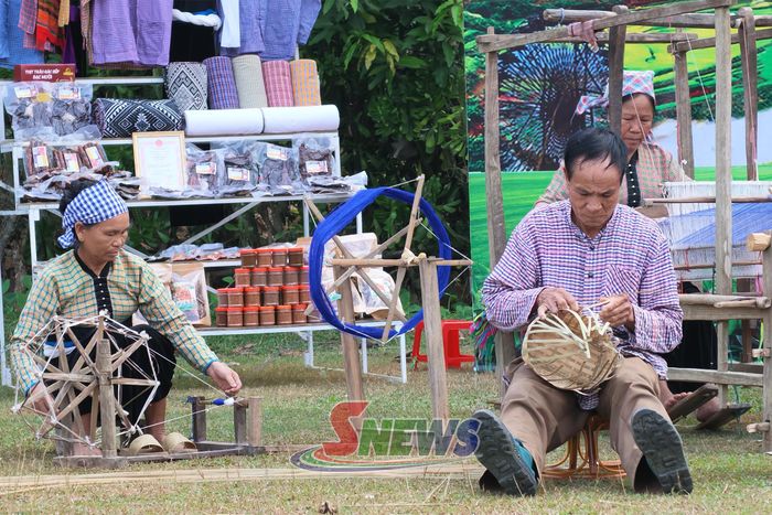 Các thí sinh tham gia phần thi "Khéo tay, hay nghề" trong gameshow