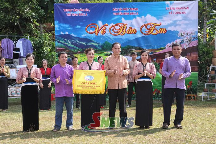 Ban tổ chức trao giải nhì cho đội thi bản Đồng La