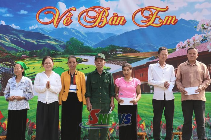 Đơn vị đồng hành trao tặng quà cho các hộ gia đình chính sách trên địa bàn xã