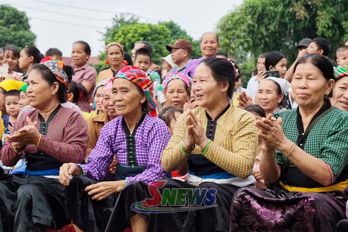 Đông đảo nhân dân tới xem và cổ vũ