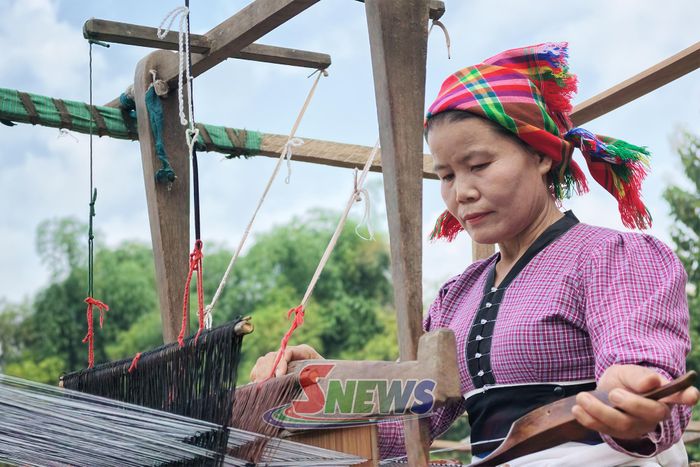 Sự khéo léo được thể hiện qua từng nhịp thoi