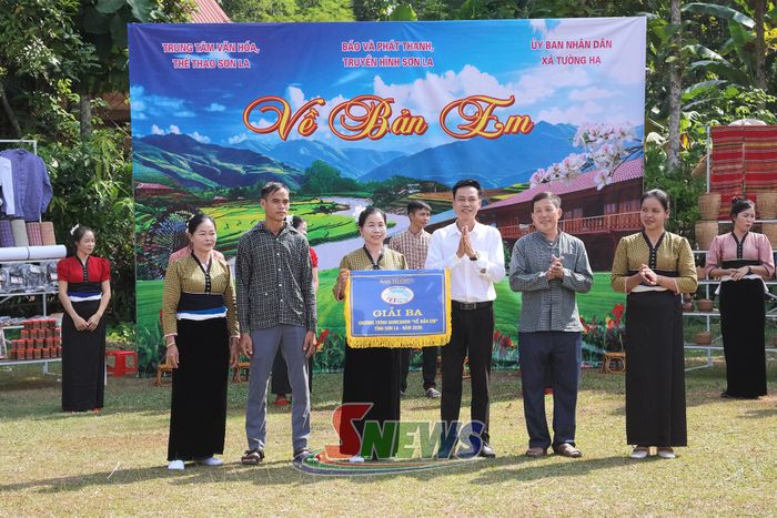 Ban tổ chức trao giải ba cho đội thi bản Thon
