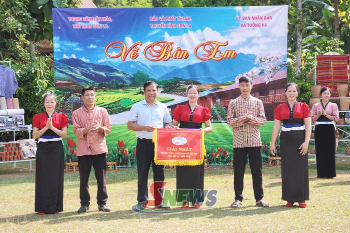 Ban tổ chức trao giải nhất cho đội thi bản Tường Thượng