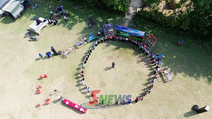 Kết thúc gameshow là vòng xoè đoàn kết của các đội chơi và khán giả tham dự