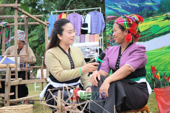 MC giao lưu cùng các thí sinh trong gameshow