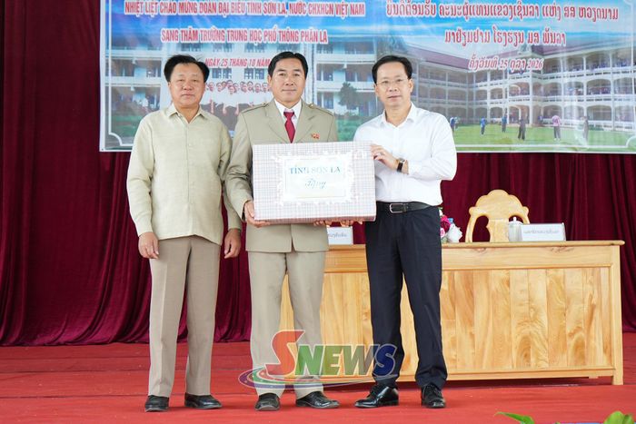 Đồng chí Bí thư Tỉnh ủy Sơn La tặng quà cho Trường THPT Phăn La.