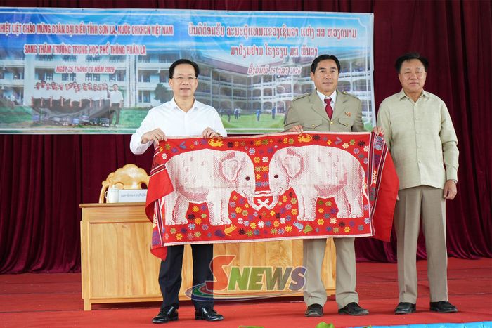 Lãnh đạo nhà trường tặng quà lưu niệm cho lãnh đạo tỉnh Sơn La.