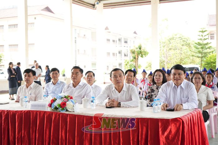 Đoàn công tác tỉnh Sơn La trong chuyến thăm nhà trường.