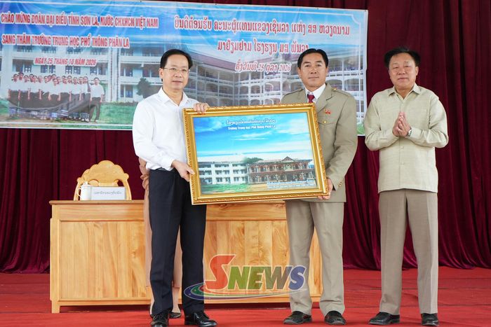 Lãnh đạo Trường THPT Phăn La tặng quà lưu niệm cho đồng chí Bí thư Tỉnh ủy Sơn La.