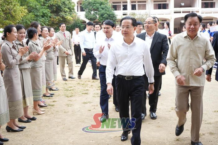 Đoàn đại biểu cấp cao tỉnh Sơn La thăm, tặng quà Trường THPT Phăn La, tỉnh Hủa Phăn.