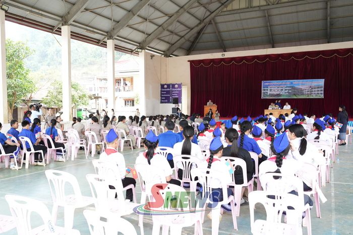 Lãnh đạo hai tỉnh thăm Trường THPT Phăn La, tỉnh Hủa Phăn.