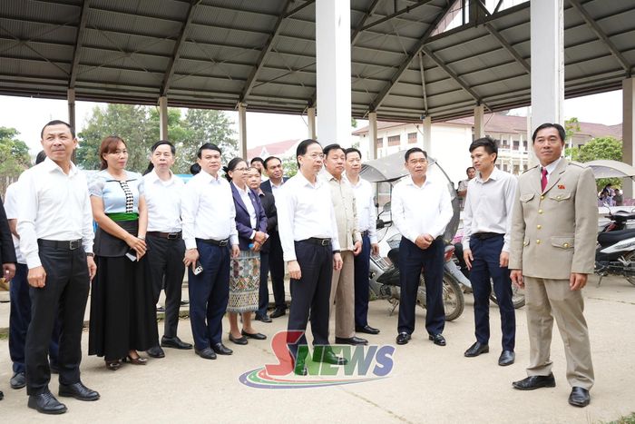 Lãnh đạo hai tỉnh thăm khuôn viên nhà trường.
