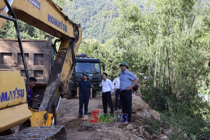 Lãnh đạo xã Tường Hạ kiểm tra tiến độ triển khai dự án bố trí, sắp xếp dân cư vùng thiên tai.