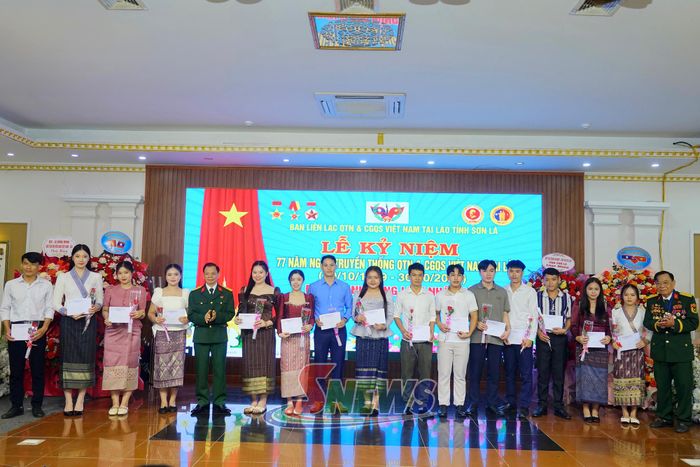 Ban liên lạc trao tặng các suất quà cho lưu học sinh Lào đang học tập tại Sơn La.
