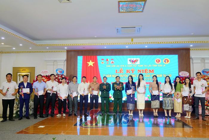 Ban liên lạc trao tặng các suất quà cho lưu học sinh Lào đang học tập tại Sơn La.