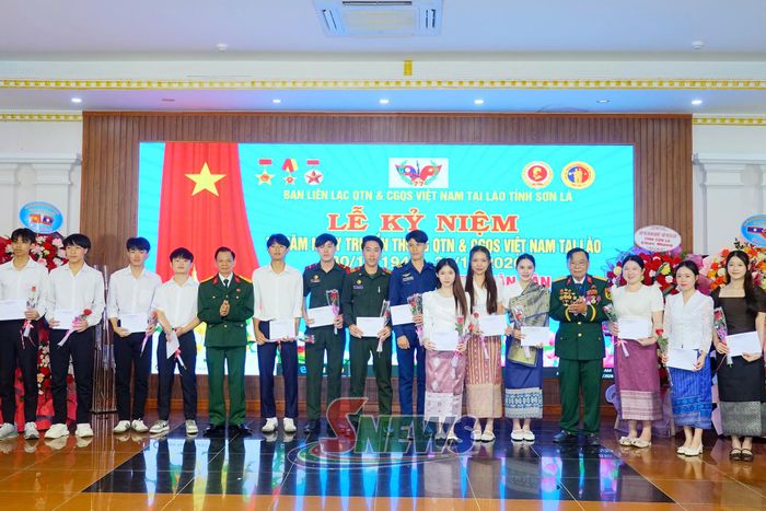 Ban liên lạc trao tặng các suất quà cho lưu học sinh Lào đang học tập tại Sơn La.