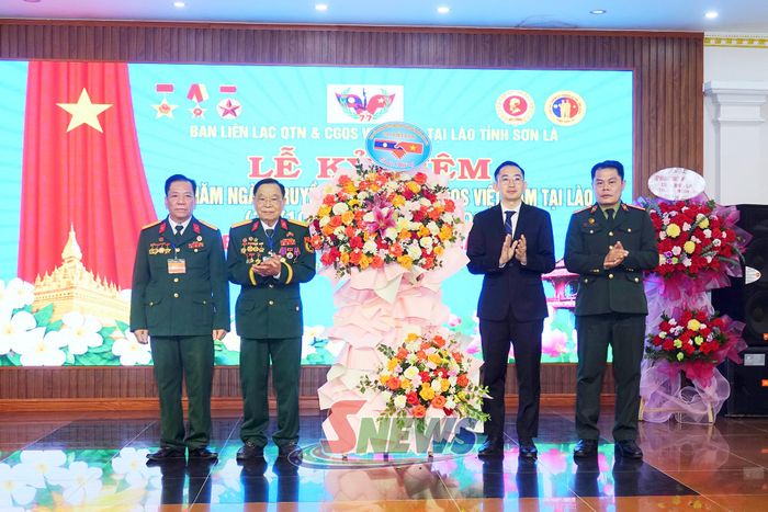 Đại diện Đại sứ quán nước CHDCND Lào tại Việt Nam tặng hoa chúc mừng.