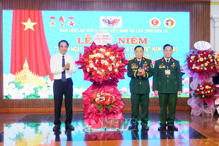 Hội hữu nghị Việt Nam - Lào tỉnh Sơn La tặng hoa chúc mừng.