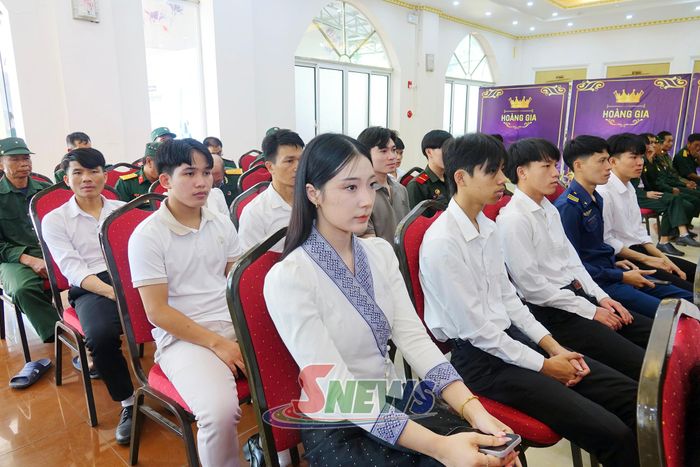 Đại diện cán bộ và lưu học sinh Lào đang công tác, học tập tại tỉnh Sơn La.