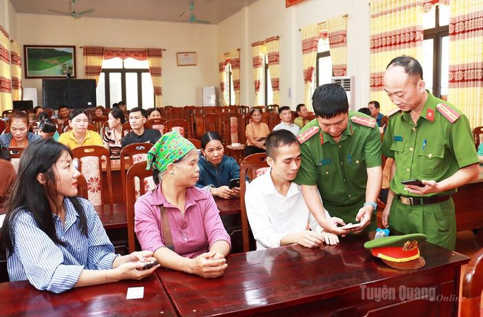 Công an xã Phú Linh hướng dẫn người dân tích hợp các loại giấy tờ trên VneID.