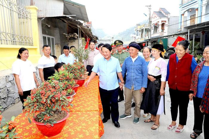 Bí thư Tỉnh ủy Hầu A Lềnh thăm gian hàng trưng bày của bà con xã Phố Bảng.