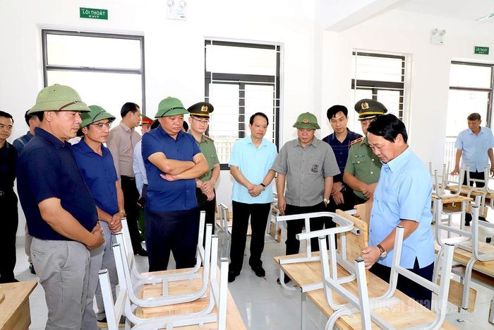 Bí thư Tỉnh ủy Hầu A Lềnh kiểm tra chất lượng bàn, ghế học sinh Trường phổ thông nội trú liên cấp TH-THCS Phố Bảng.