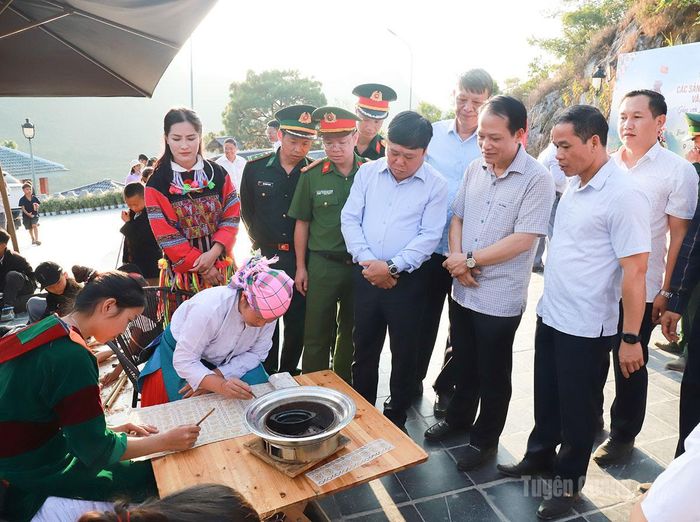 Hoạt động trải nghiệm vẽ hoa văn bằng sáp ong trên vải lanh.