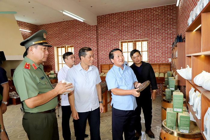 Bí thư Tỉnh ủy Hầu A Lềnh thăm gian hàng trưng bày tại không gian trà thưởng ngoạn cực Bắc ở thôn Sán Trồ, xã Lũng Cú.