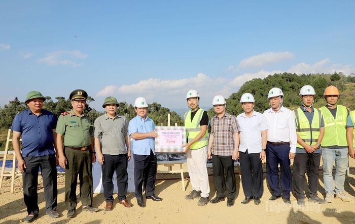 Bí thư Tỉnh ủy tặng quà đơn vị thi công Trường phổ thông nội trú liên cấp Tiểu học và Trung học cơ sở Lũng Cú.