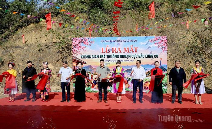 Phó Chủ tịch UBND tỉnh Hoàng Gia Long và các đại biểu cắt băng Lễ ra mắt không gian trà thưởng ngoạn cực Bắc ở thôn Sán Trồ, xã Lũng Cú.