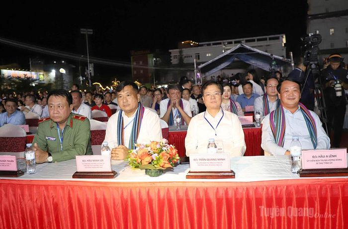 Bí thư Tỉnh ủy Hầu A Lềnh và các đại biểu dự khai mạc Lễ hội hoa Tam giác mạch lần thứ XII - 2026.