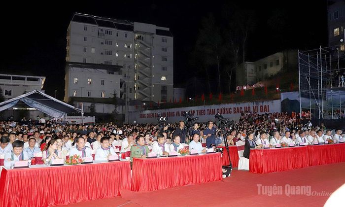  Các đại biểu, nhân dân và du khách dự khai mạc Lễ hội hoa Tam giác mạch lần thứ XII. 