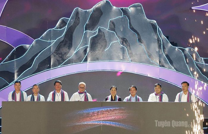 Đồng chí Hà Thị Khiết, nguyên Bí thư Trung ương Đảng, nguyên Trưởng Ban Dân vận Trung ương, nguyên Bí thư Tỉnh ủy Tuyên Quang và Bí thư Tỉnh ủy Hầu A Lềnh và các đại biểu ấn nút khai mạc Lễ hội hoa Tam giác mạch lần thứ XII.