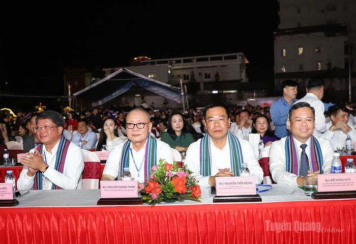  Các đại biểu dự khai mạc  Lễ hội hoa Tam giác mạch. 