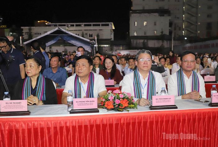  Đồng chí Hà Thị Khiết, nguyên Bí thư Trung ương Đảng, nguyên Trưởng Ban Dân vận Trung ương, nguyên Bí thư Tỉnh ủy Tuyên Quang, Phó Chủ tịch không chuyên trách Ủy ban Trung ương Mặt trận Tổ quốc Việt Nam và các đại biểu dự khai mạc Lễ hội. 