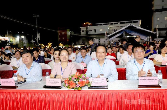  Các đại biểu dự khai mạc Lễ hội hoa Tam giác giác mạch. 