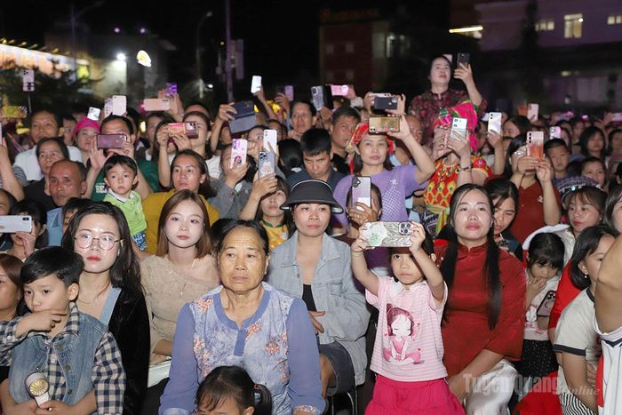 Nhân dân và du khách tham dự khai mạc Lễ hội.