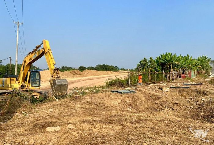 Tuyến đường dẫn kết nối cầu Quang Vinh 1 và cầu Quang vinh 2 nằm cạnh Khu tái đinh cư cũng đang được triển khai song song.