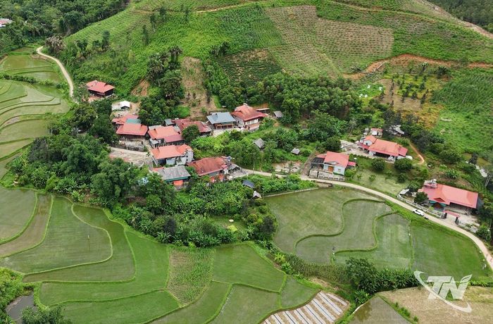 Những nếp nhà sàn điểm xuyết giữa những vườn cây, ruộng đồng, tạo nên cảnh quan bản làng miền núi yên bình, thơ mộng cho Khuân Bang.