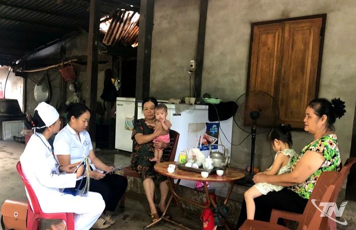 Nhân viên y tế thôn bản tuyên truyền về chăm sóc sức khỏe cho người dân vùng cao.