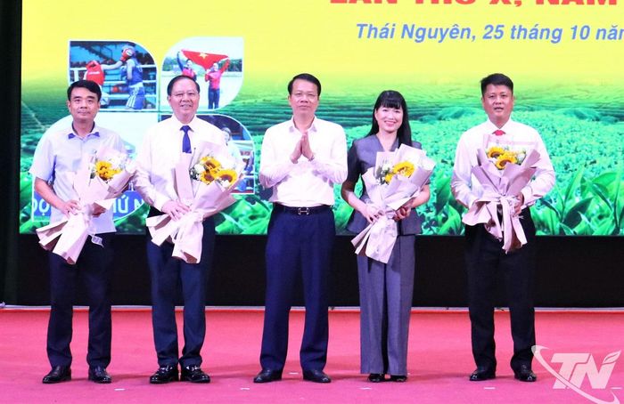 Đồng chí Phó Chủ tịch UBND tỉnh Dương Văn Lượng chúc mừng lãnh đạo Sở Văn hóa, Thể thao và Du lịch.