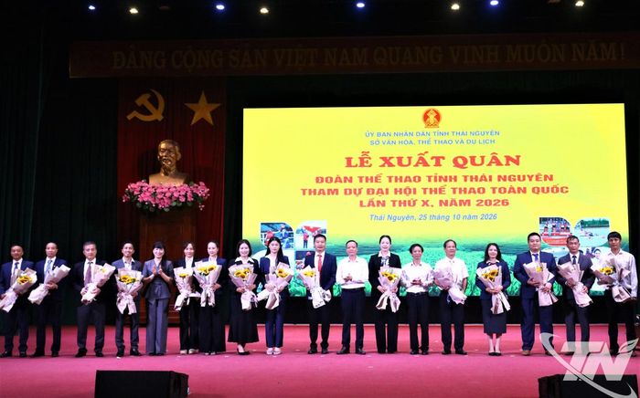 Các đồng chí lãnh đạo tỉnh; lãnh đạo Sở Văn hóa, Thể thao và Du lịch chúc mừng lãnh đạo Đoàn và các huấn luyện viên tham dự Đại hội.